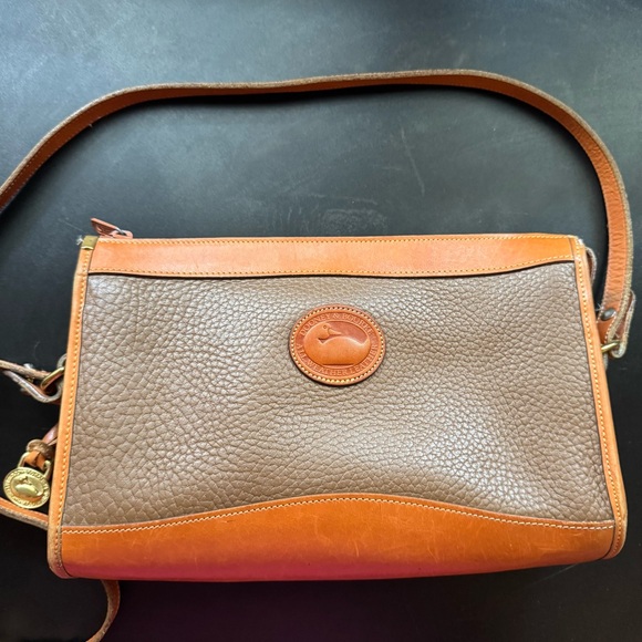 Vintage Dooney & Bourke AWL Zipper Clutch Taupe Shoulder Bag Purse A 2 626935 - Picture 1 of 9